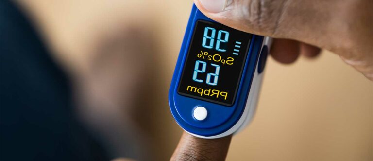 A pulse oximeter showing a patient’s oxygen level and heart rate
