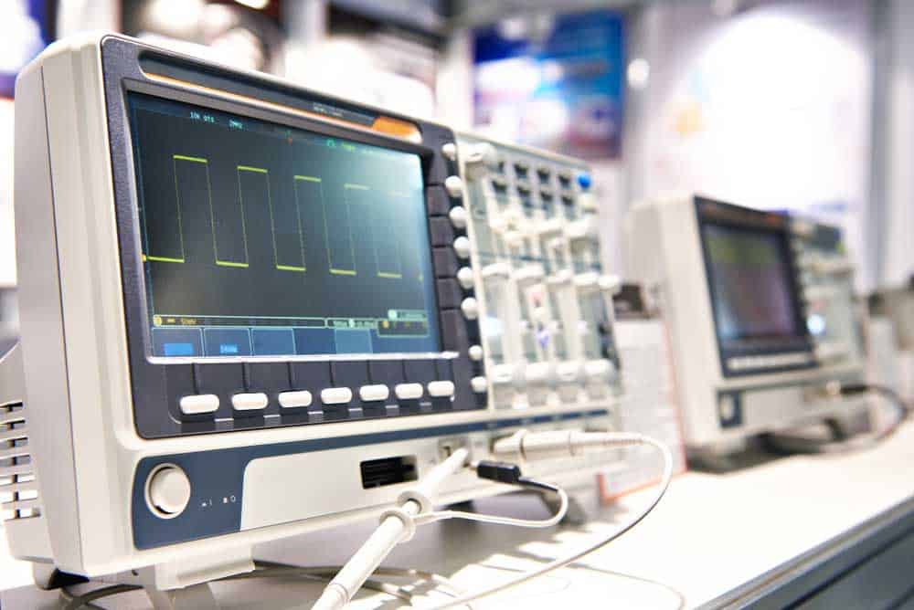 An oscilloscope (spectrum analyzer) displaying square waves